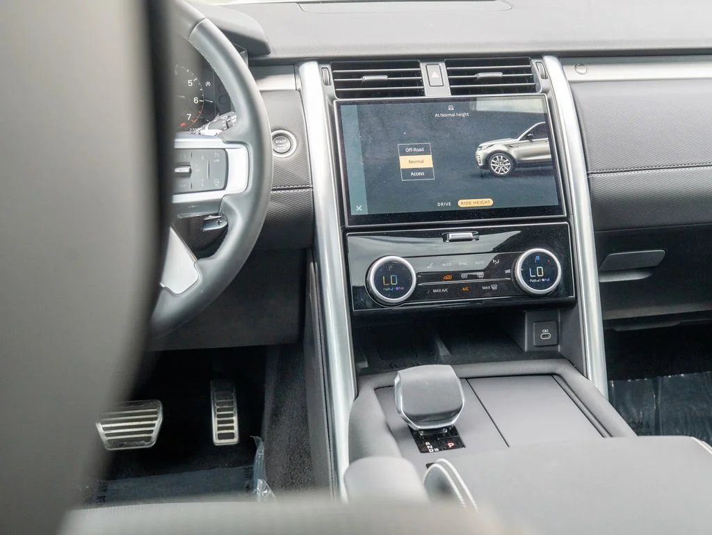 Used 2025 Gray Land Rover Dynamic SE image 21
