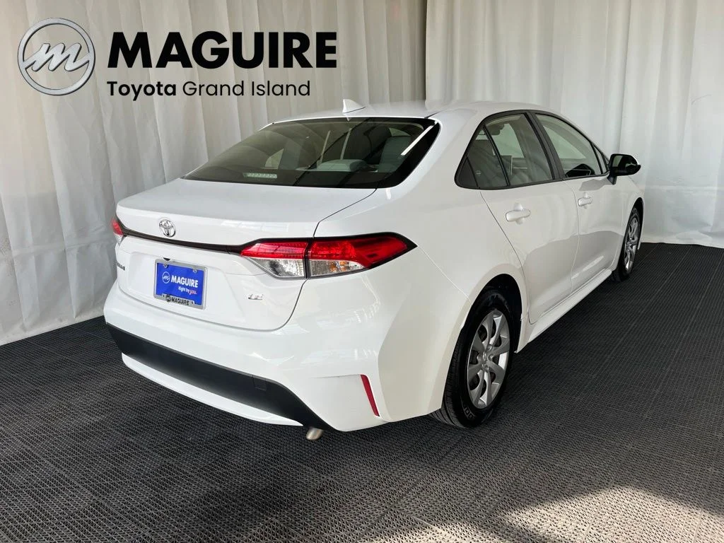 Used 2021 White Toyota LE image 31