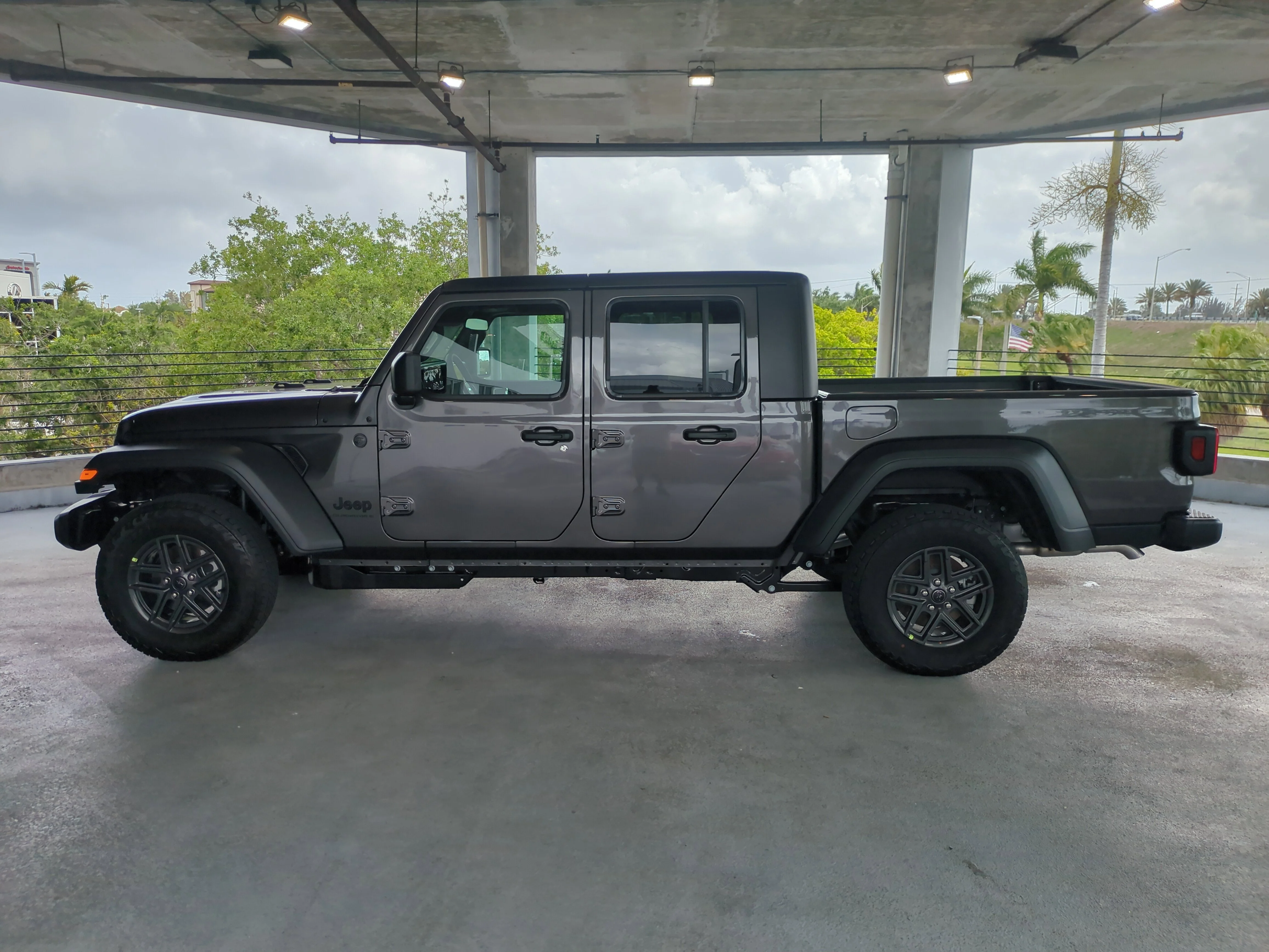 New 2026 Granite Crystal Metallic Clear-Coat Exterior Paint Jeep Sport S image 7