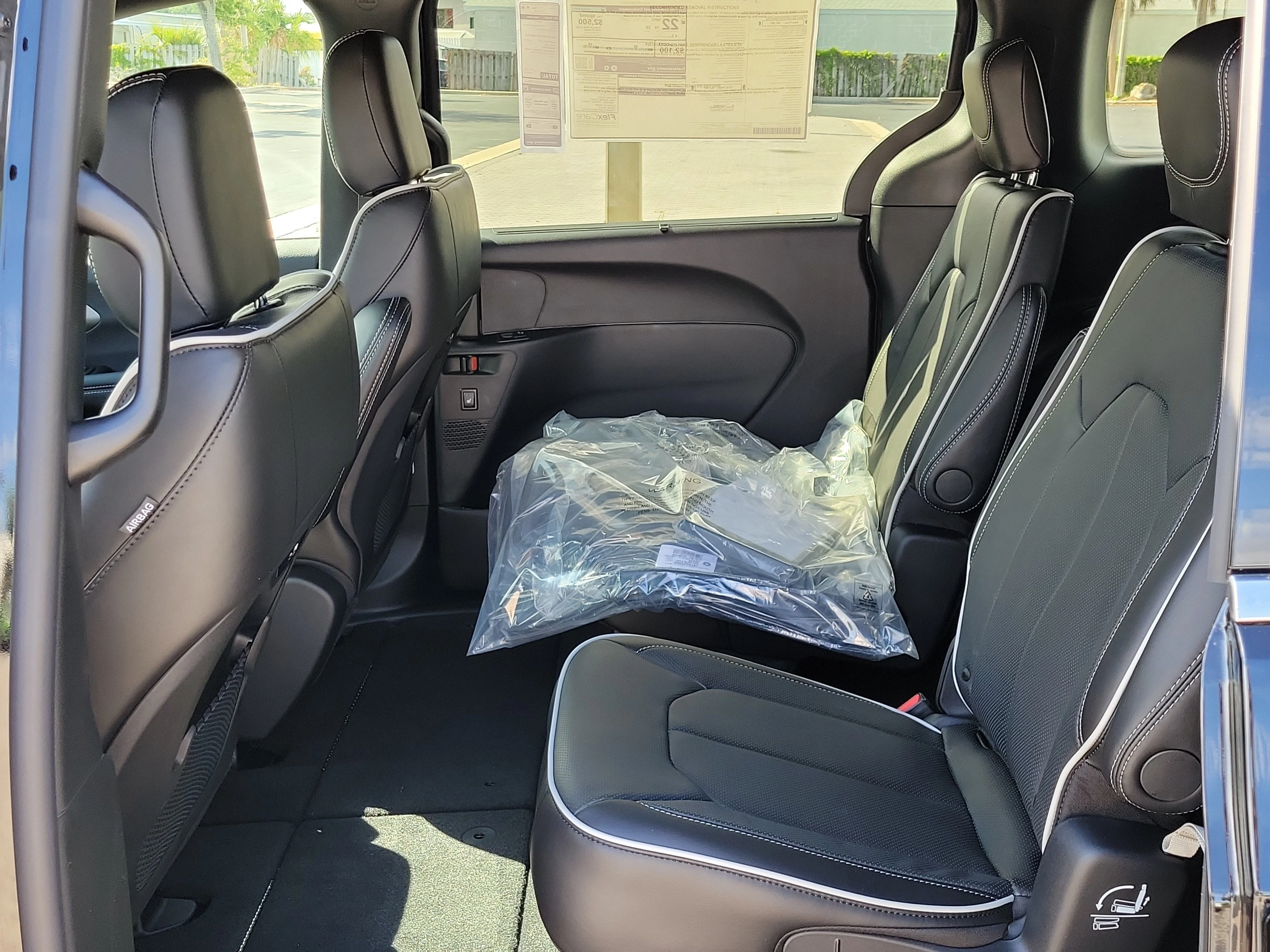 New 2027 Diamond Black Crystal Pearlcoat Chrysler Limited image 11