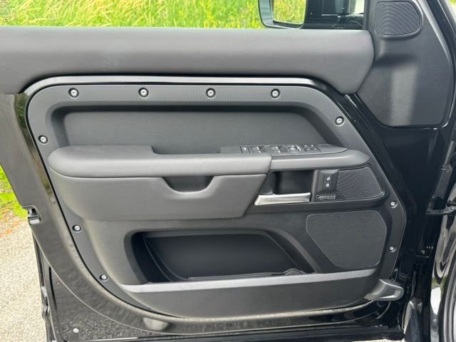 New 2026 Santorini Black Land Rover X-Dynamic SE image 8