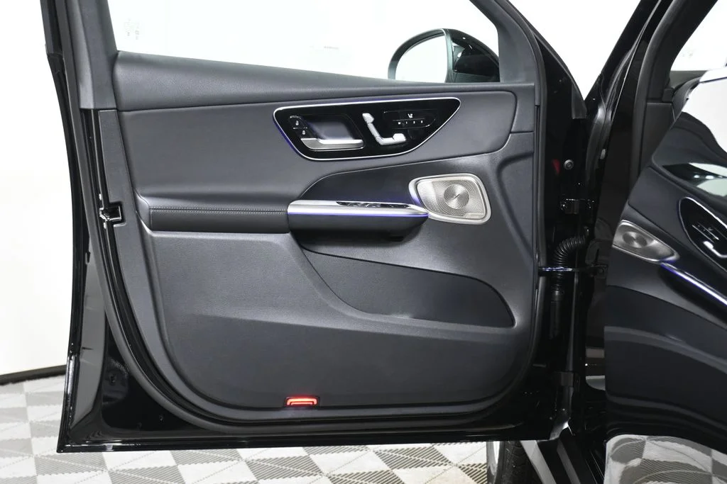 Used 2026  Mercedes-Benz GLC 300 image 23