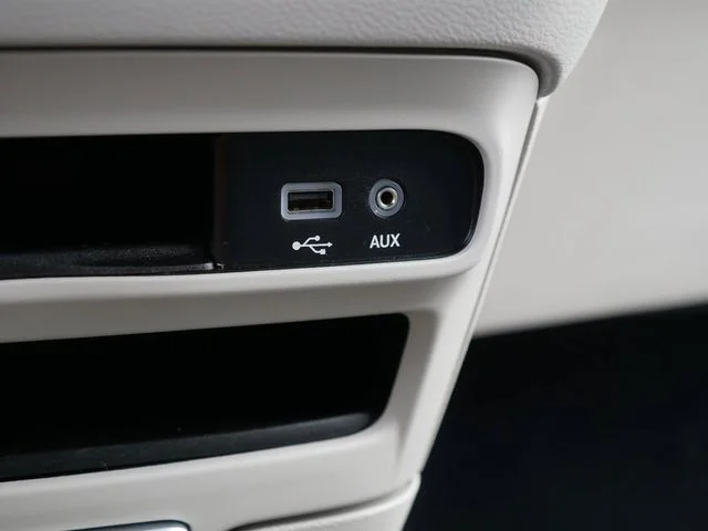 Used 2017 Silver Chrysler Premium image 34