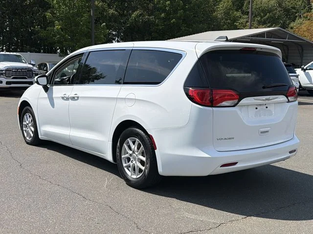 Used 2021 White Chrysler L image 11