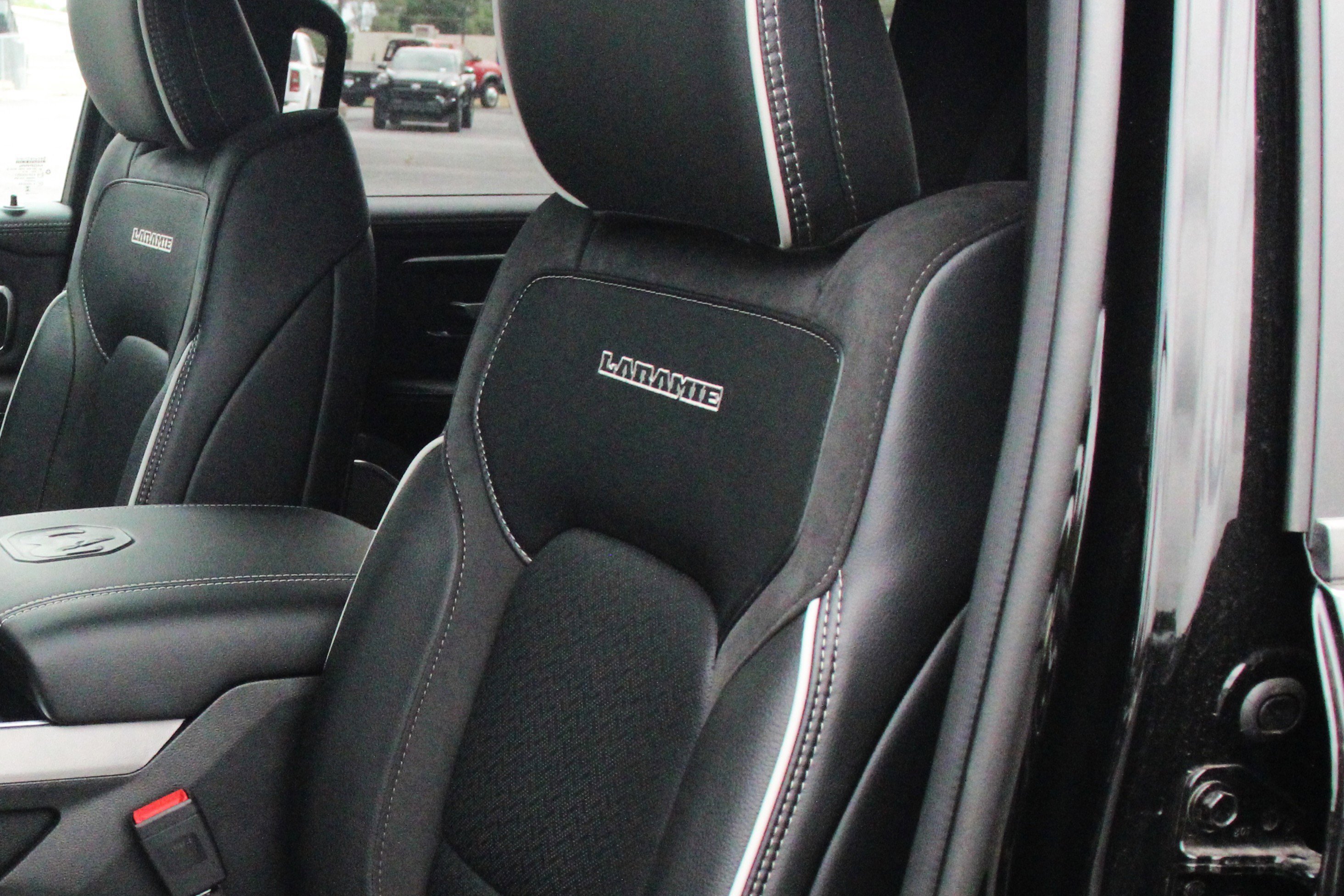 New 2026 Diamond Black Crystal Pearl-Coat Exterior Paint RAM Laramie image 5