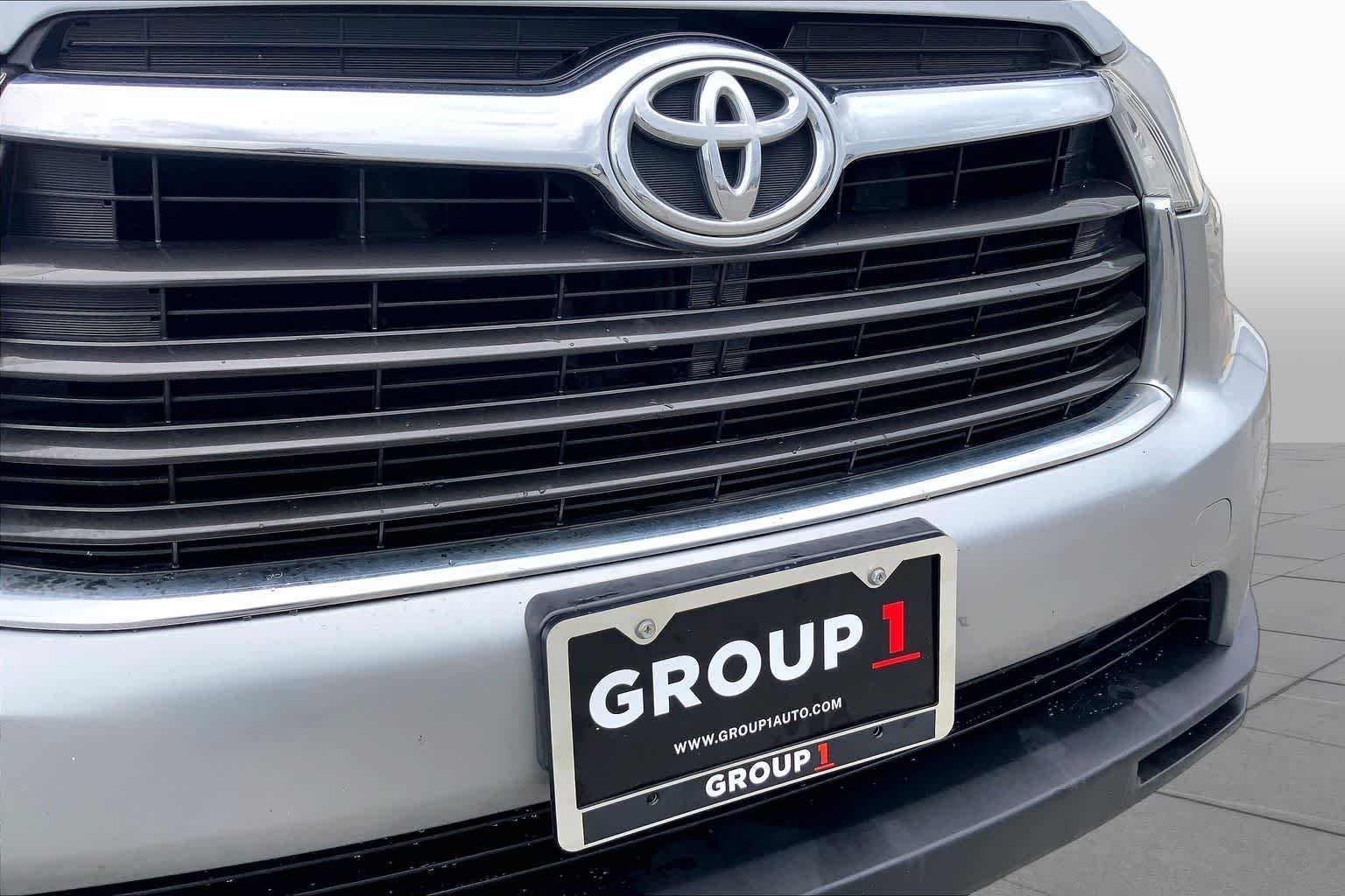 Used 2016 Silver Sky Metallic Toyota LE image 29