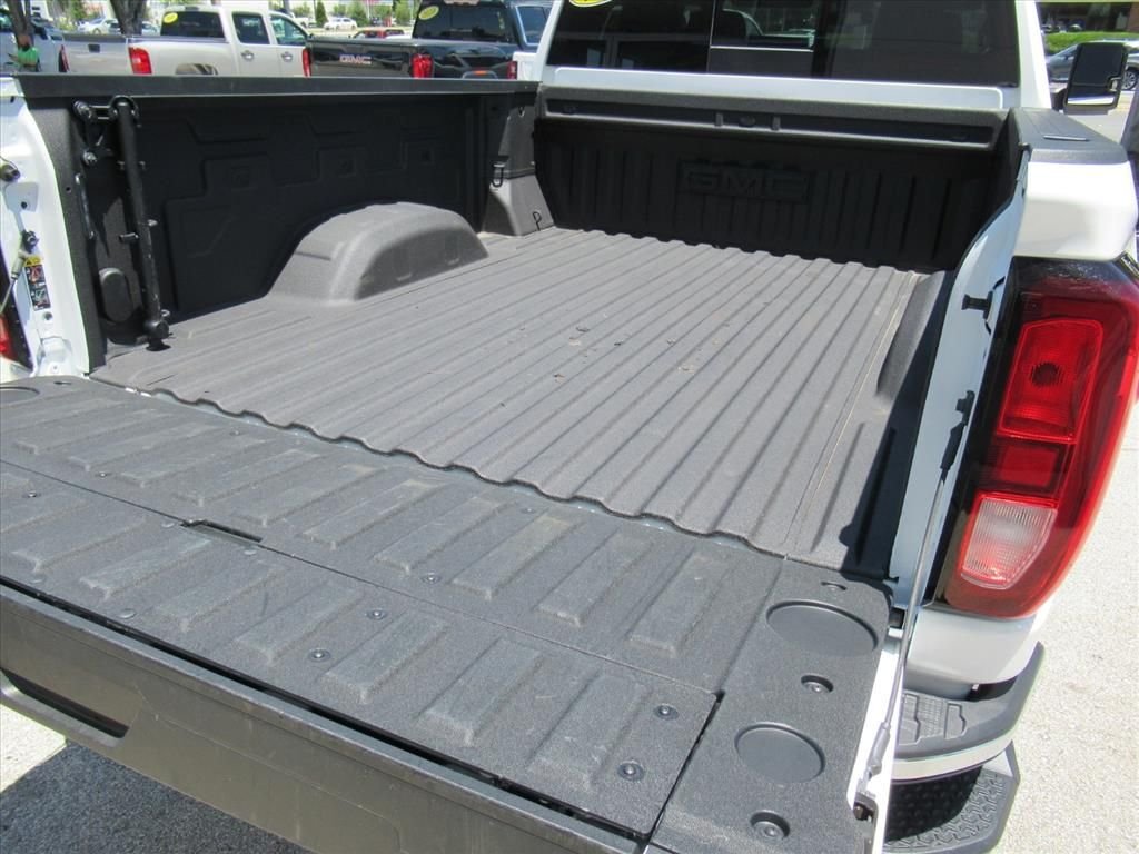 Used 2025 White GMC SLE image 31