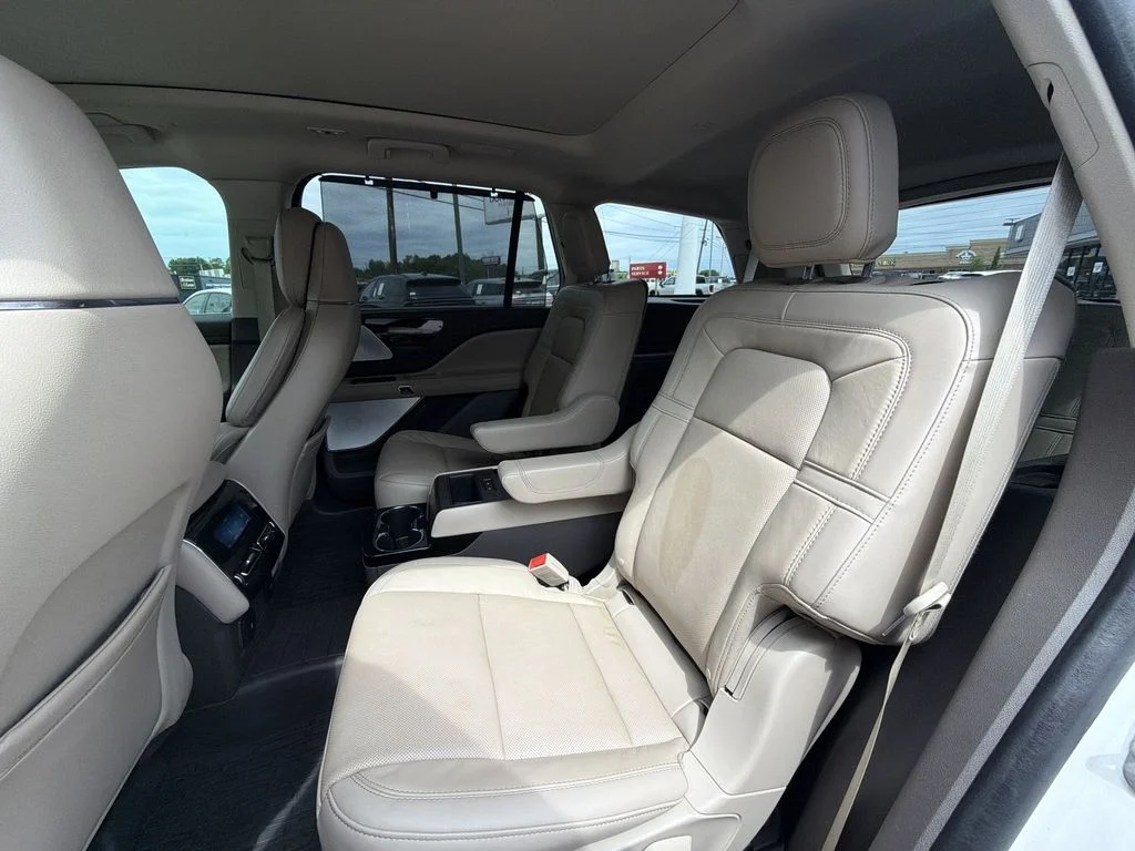 Used 2023 White Lincoln Reserve image 23