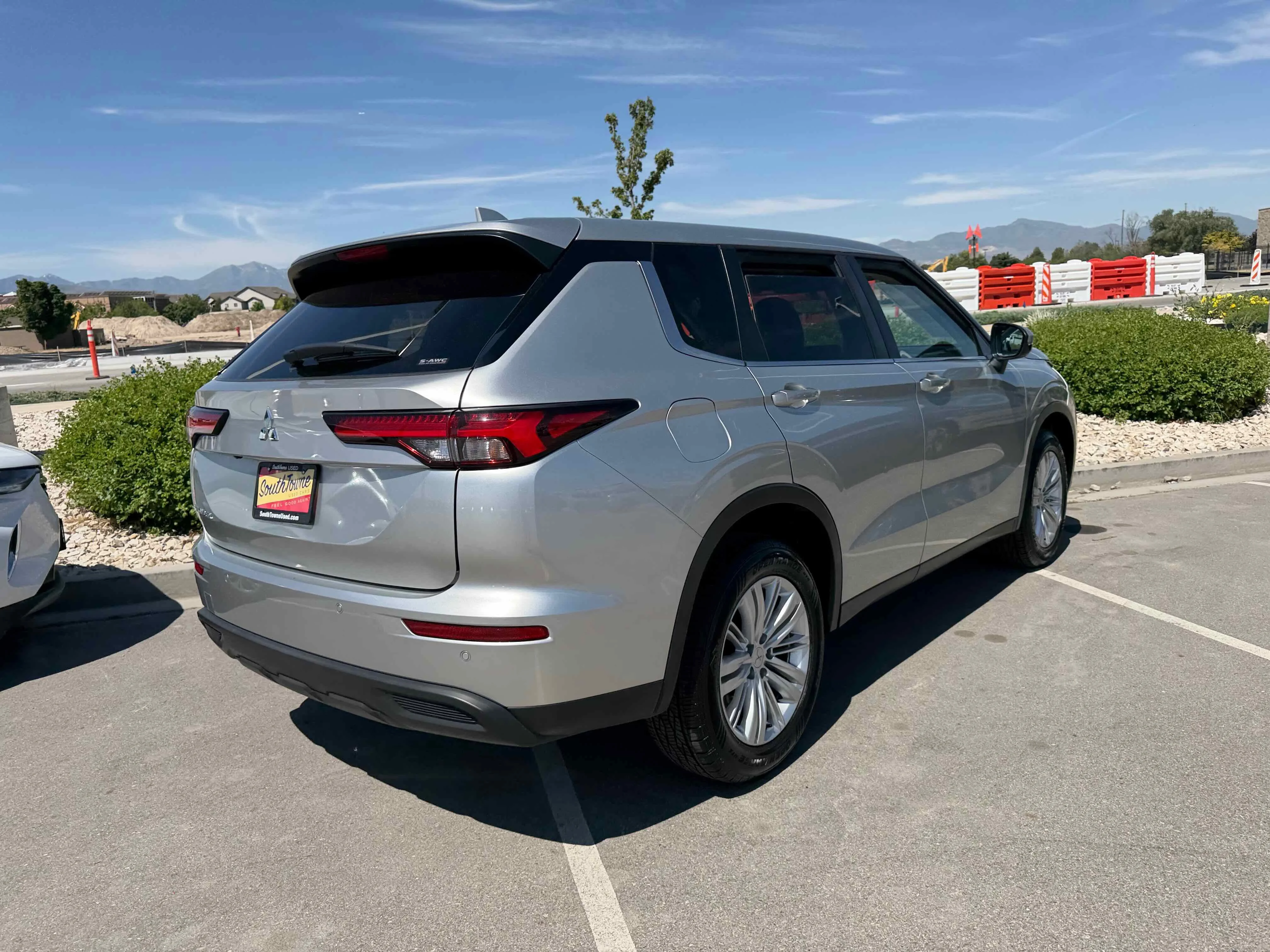 Used 2024  Mitsubishi ES image 7