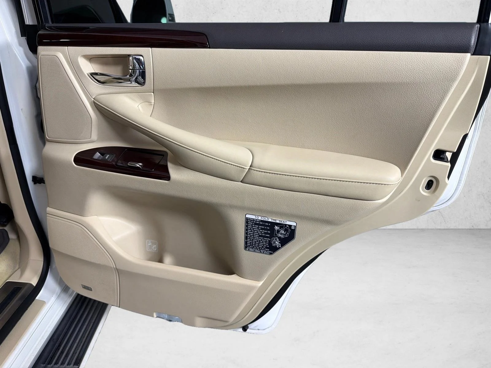 Used 2013 Starfire Pearl Lexus  image 18