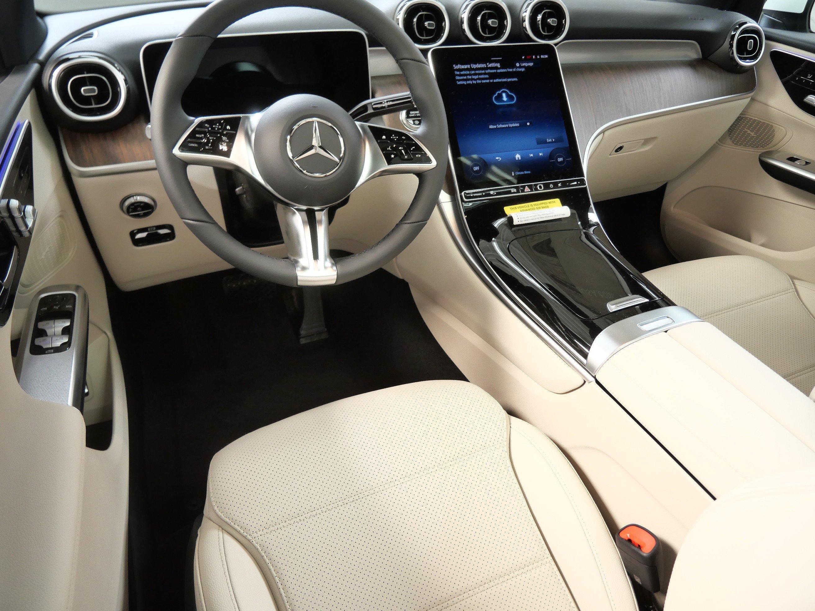 New 2026 Polar White Mercedes-Benz GLC 300 image 2