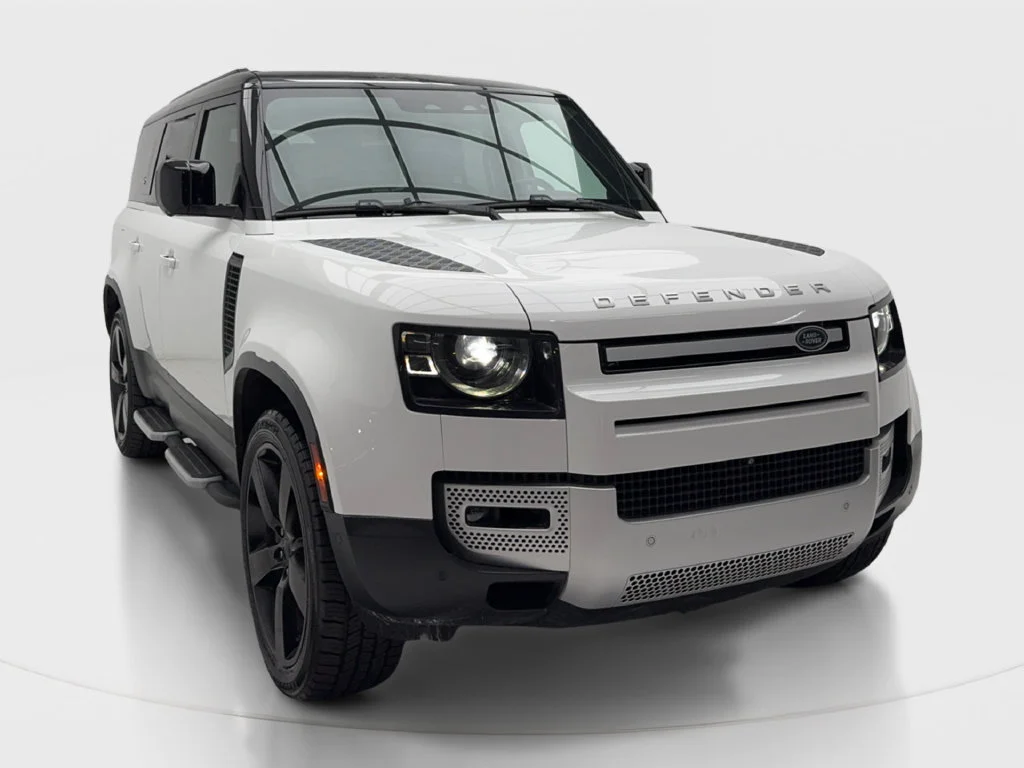 Used 2023 White Land Rover SE image 3