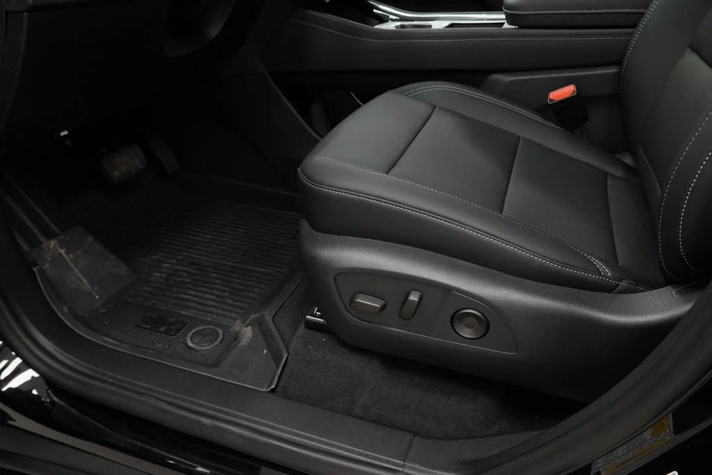 New 2027 Mosaic Black Metallic Chevrolet LT image 23