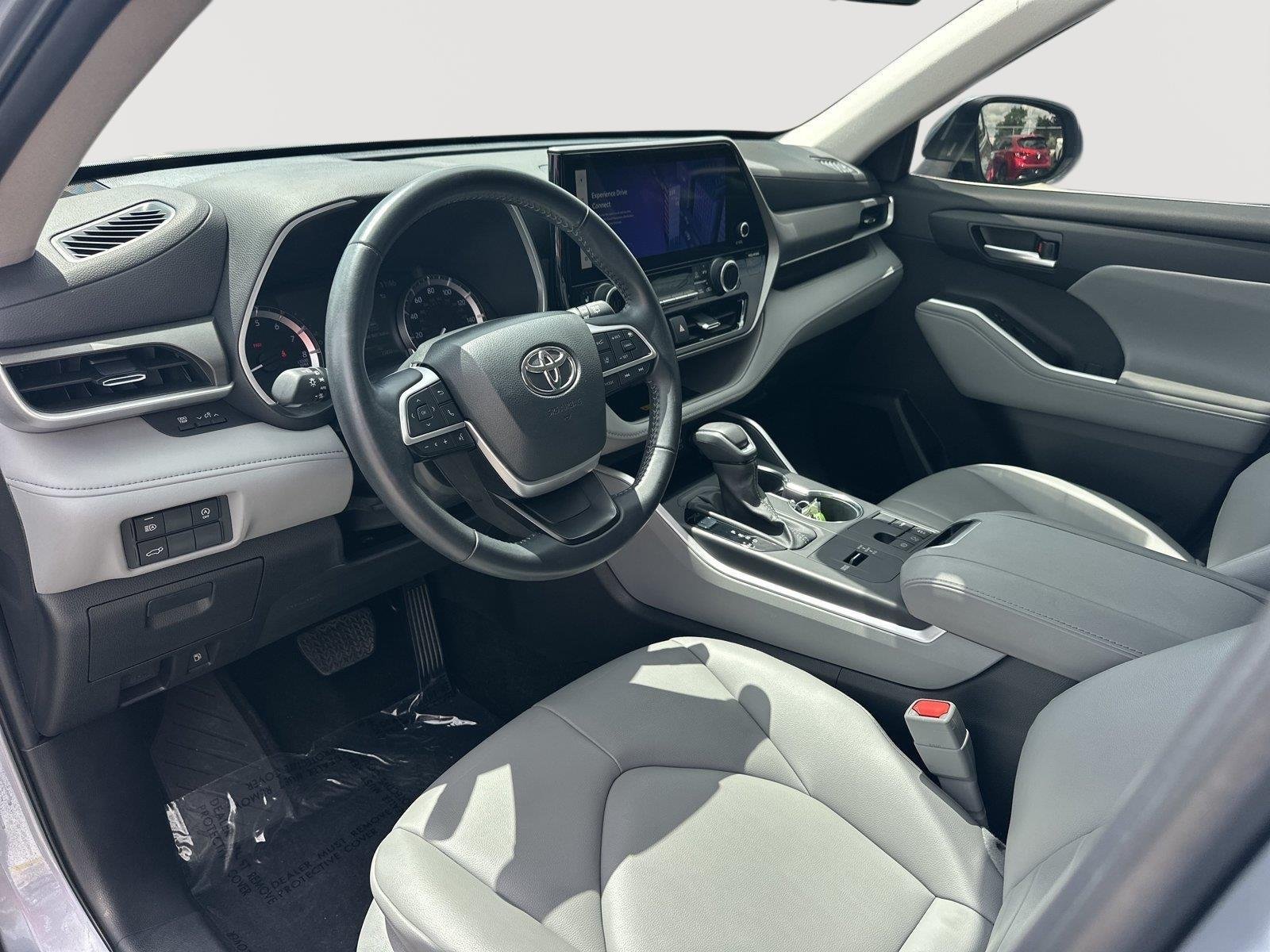 Used 2023 Moon Dust TOYOTA XLE image 8