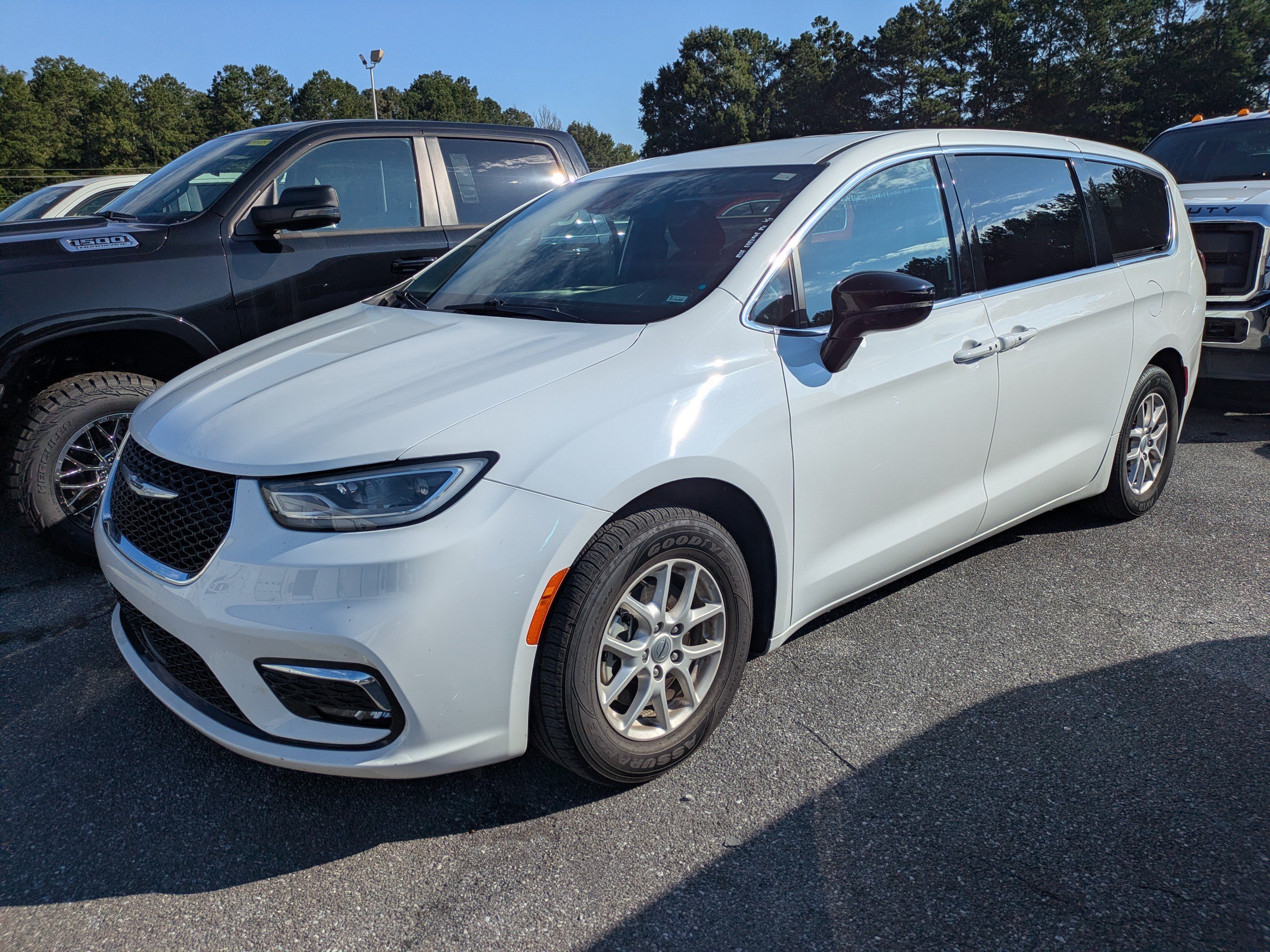 Used 2025 Bright White Clearcoat Chrysler Select image 2