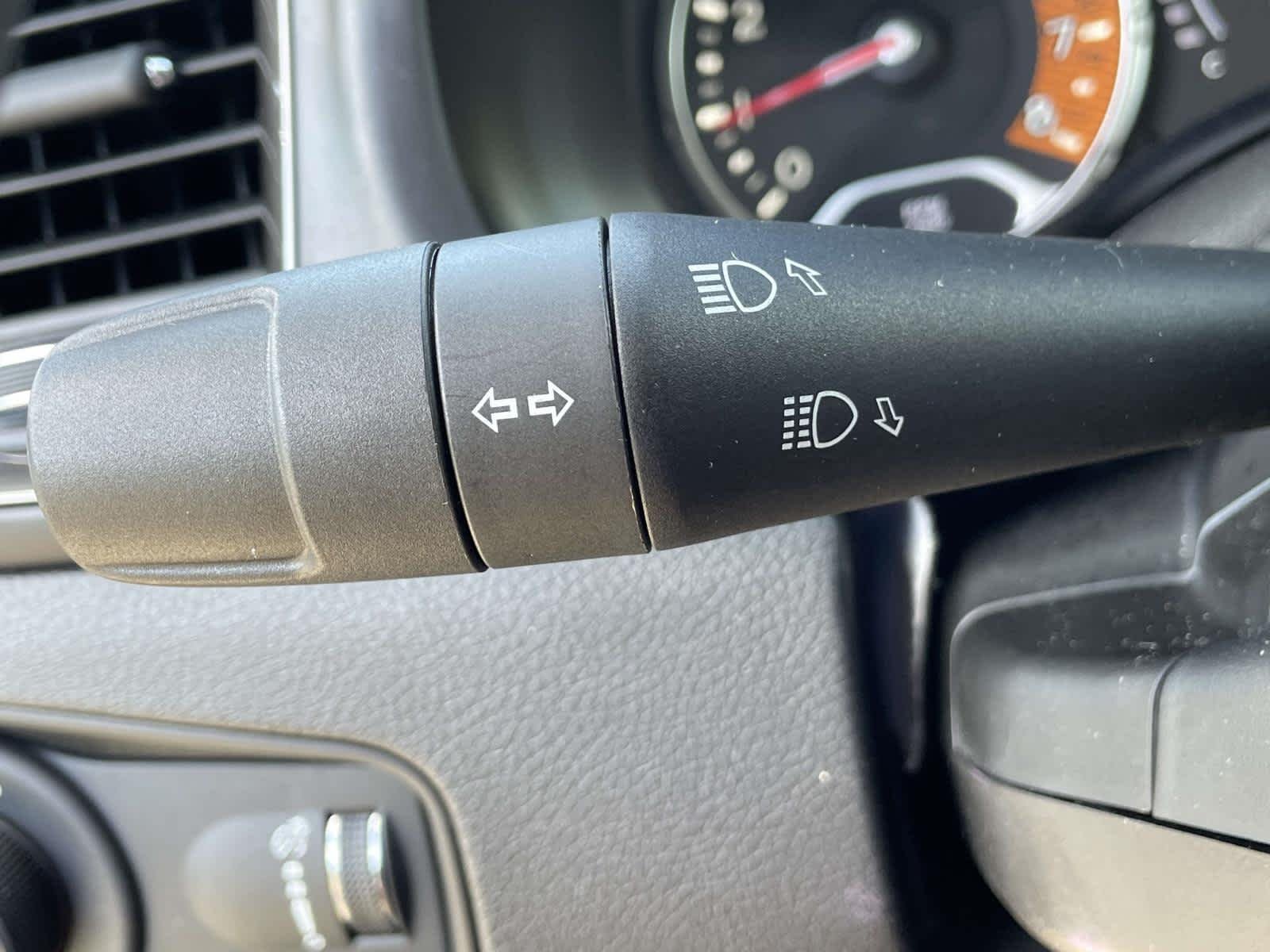 Used 2023 Gry/grey Jeep Latitude image 39