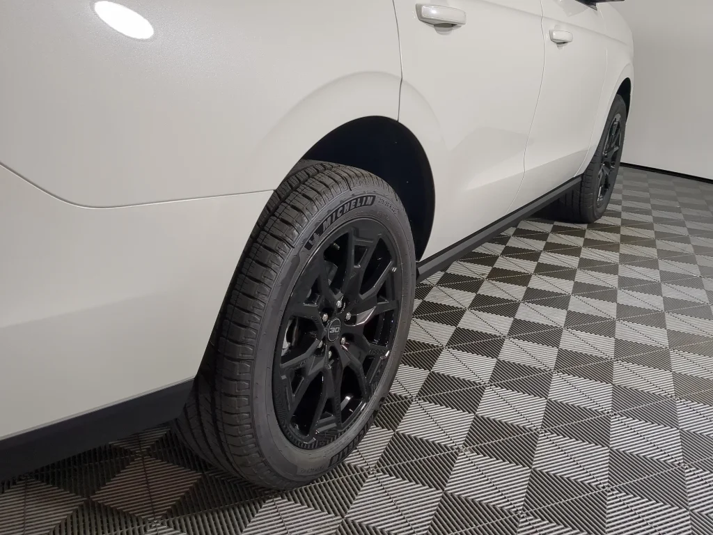 New 2027 Star White Metallic Tri-Coat Ford Platinum image 39