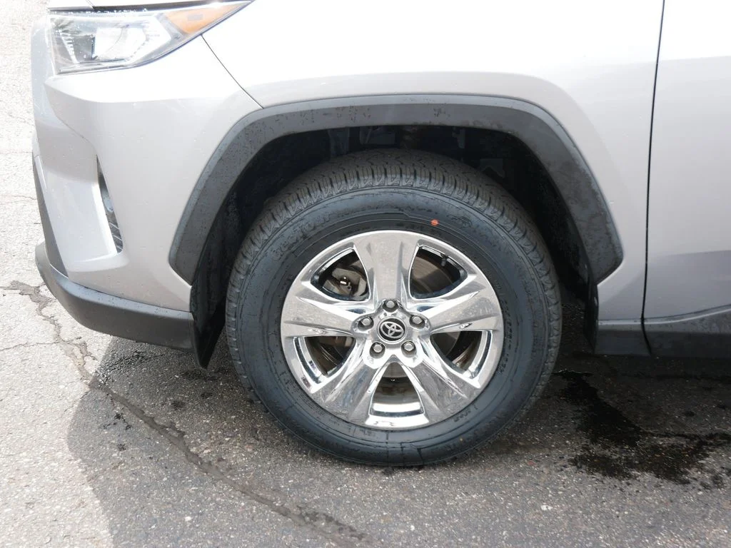 Used 2020 Silver Toyota XLE image 8