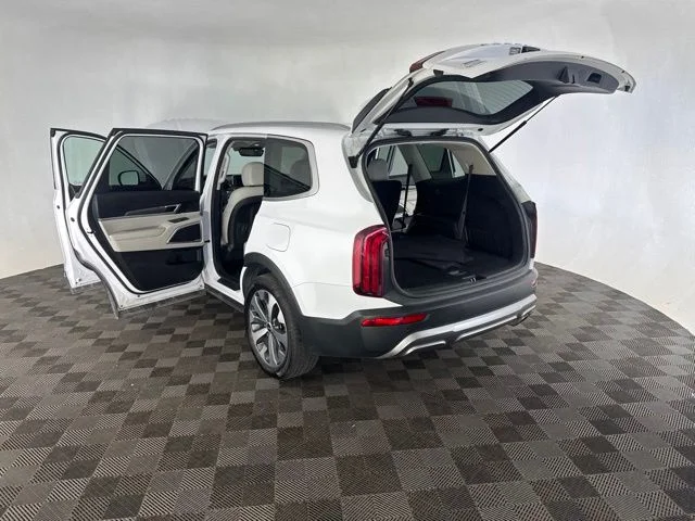 Used 2022 White Kia S image 21