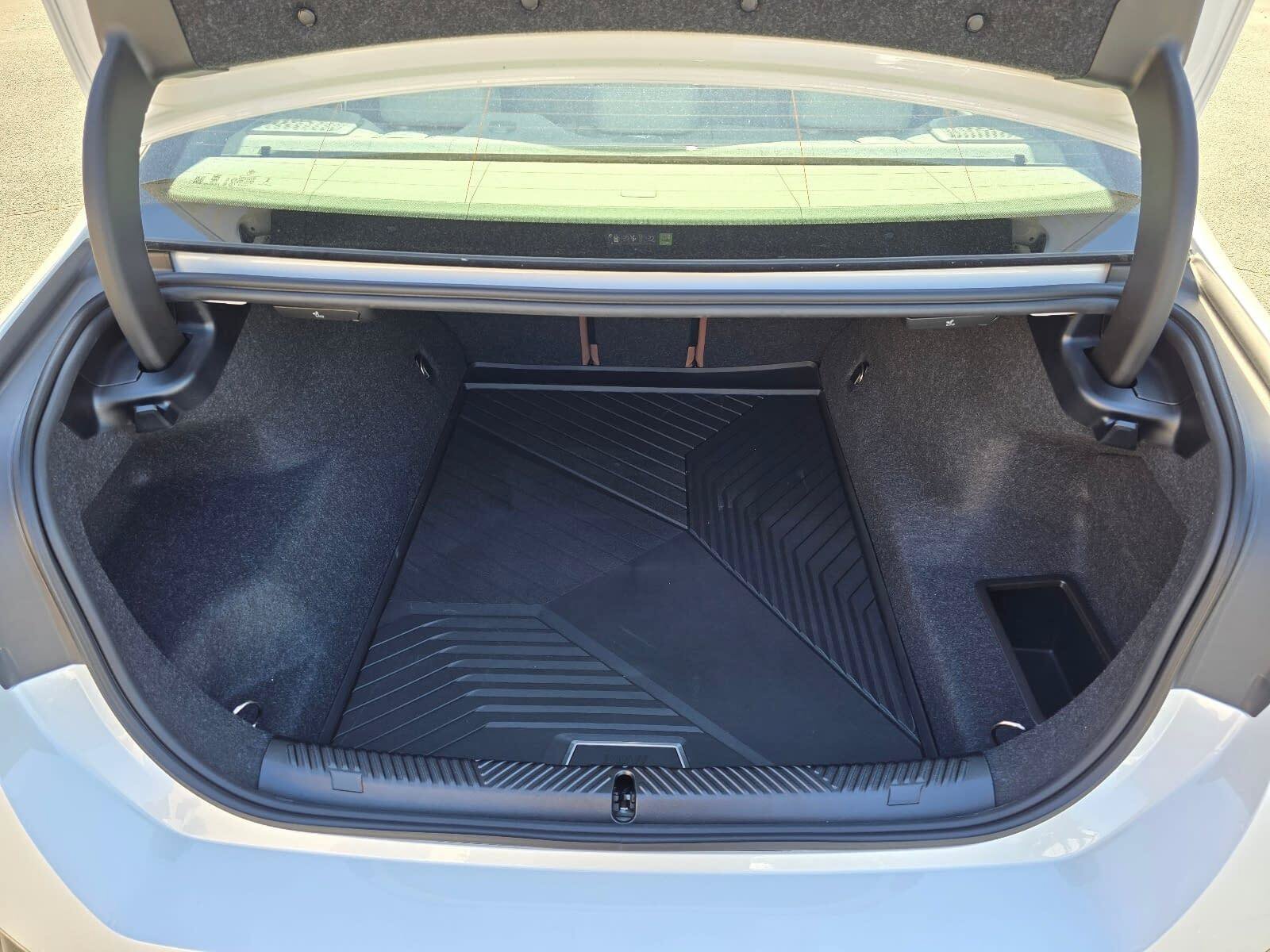 2026 BMW 5 Series 550e - Photo 29