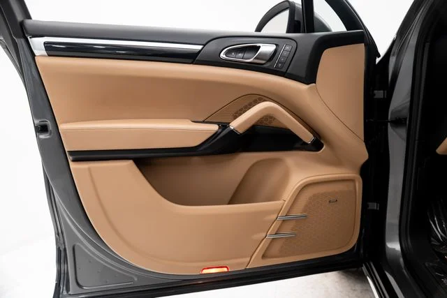 Used 2014  Porsche Diesel Platinum Edition image 13
