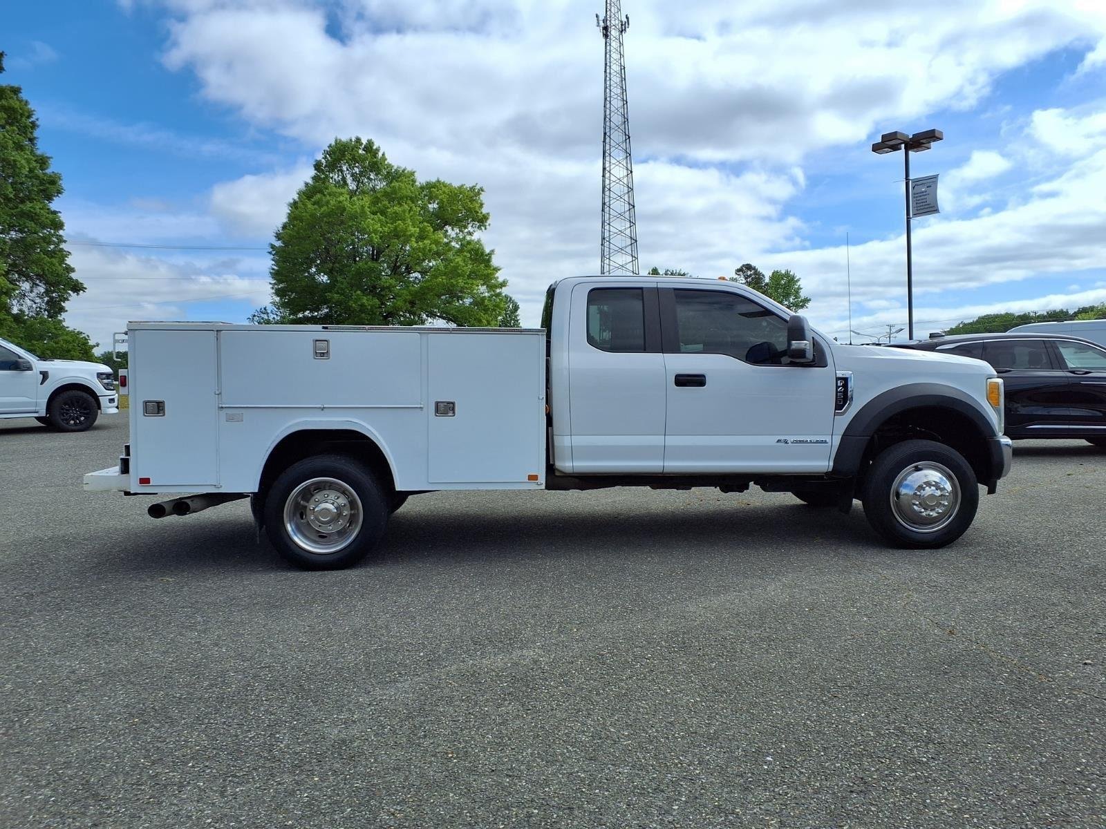 Used 2017  Ford XL image 9
