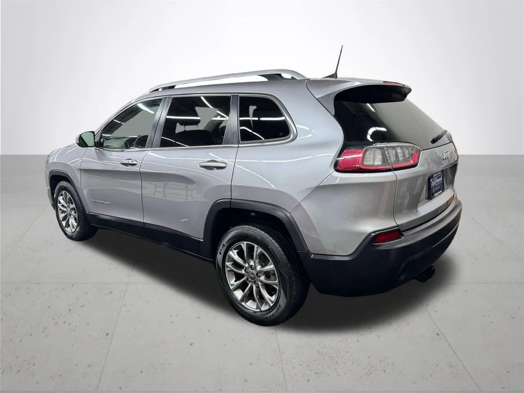 Used 2019 Silver Jeep Latitude Plus image 4