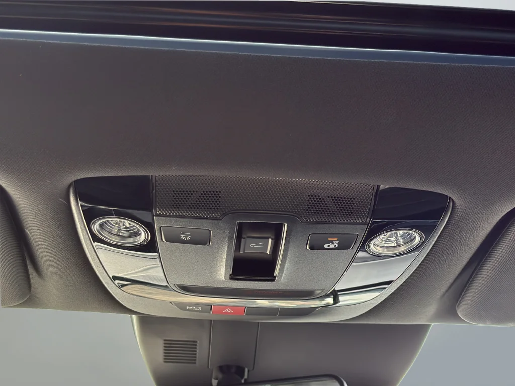 Used 2025 White Kia X-Line image 39