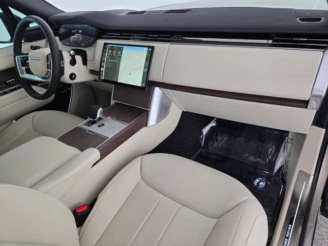 Used 2026  Land Rover SE image 18