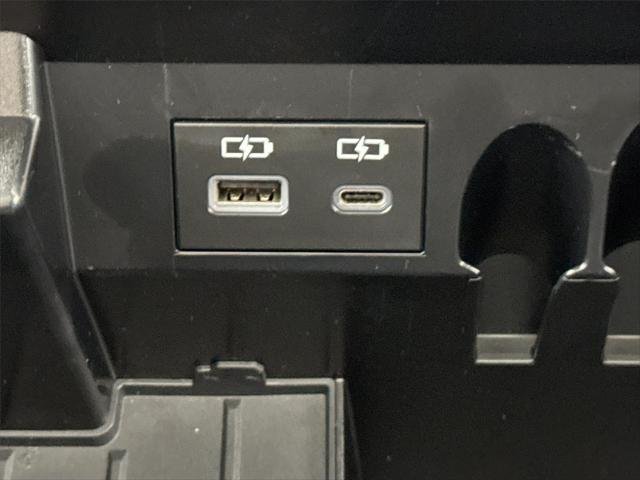 Certified Used 2025 WIND CHILL PEARL Toyota  image 35