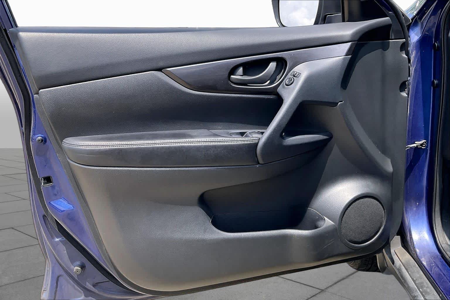 Used 2019 Caspian Blue Metallic Nissan S image 19