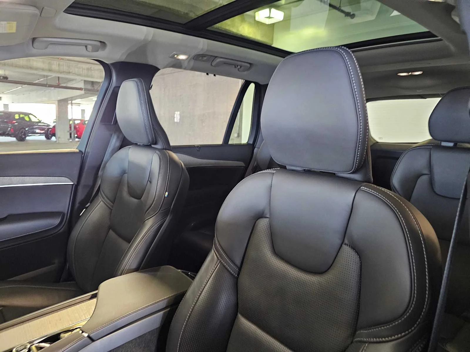 Used 2025 Crystal White Metallic Volvo Ultra image 22