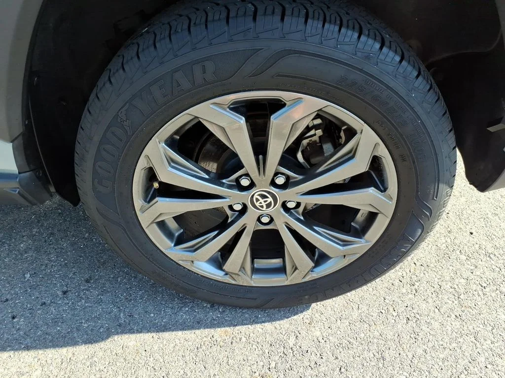 Used 2022 Lunar Toyota XLE Premium image 18