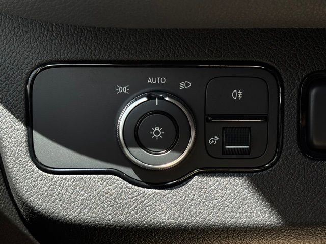 Used 2021 Black Mercedes-Benz Discovery Cross Country image 33