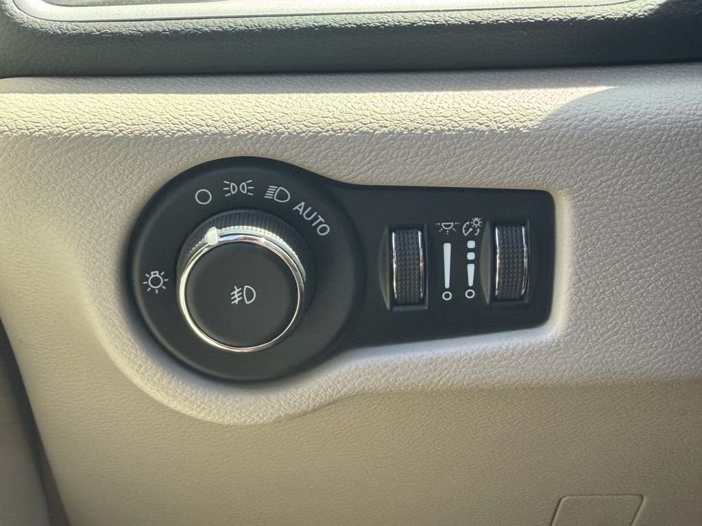 Used 2023 Black Chrysler Touring L image 32