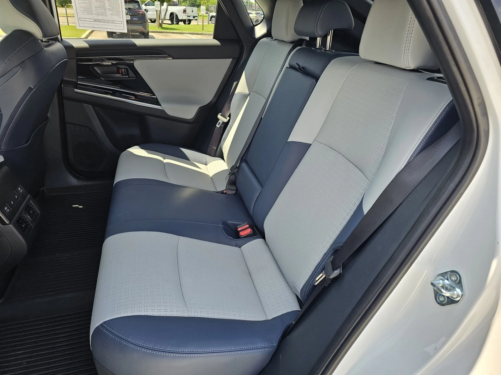 Used 2023 Cosmic White Pearl Subaru Limited image 6