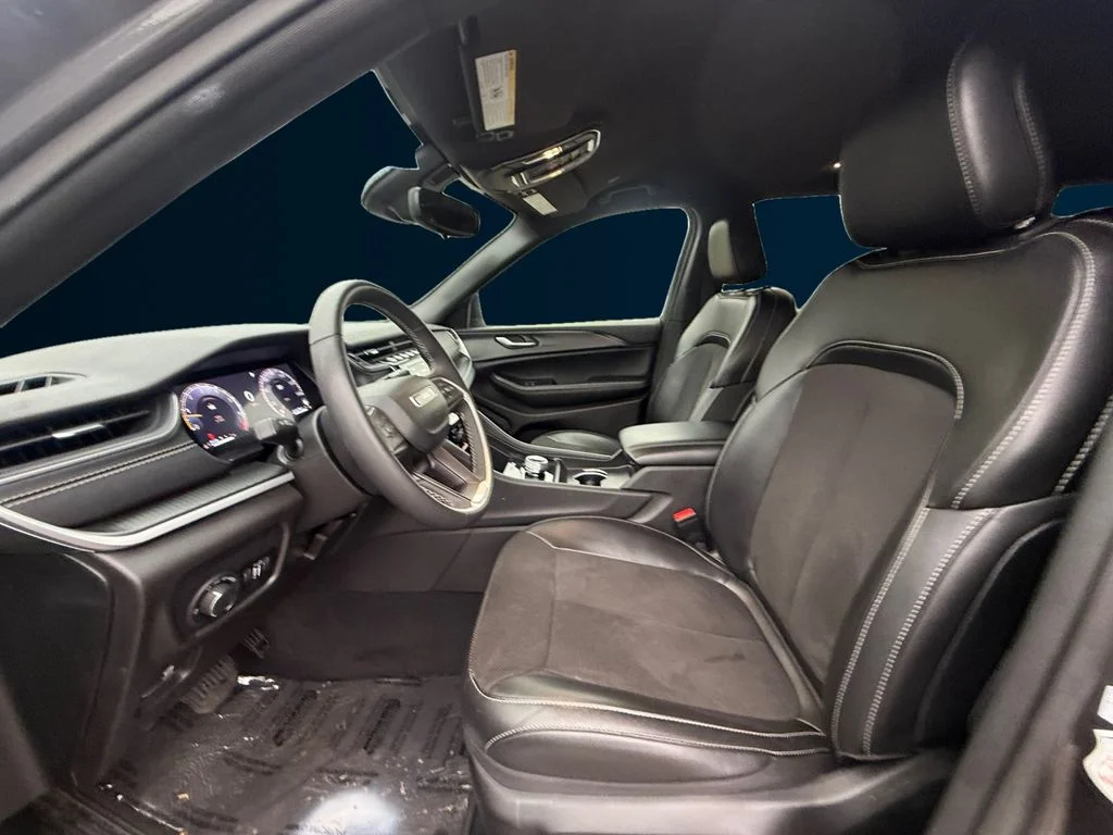 Used 2024 Gray Jeep Altitude image 10