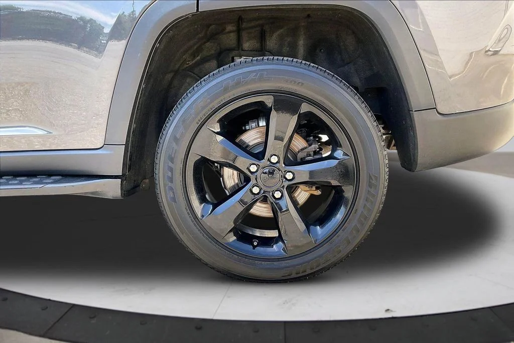 Used 2023 Gray Jeep Altitude 4x4 image 39
