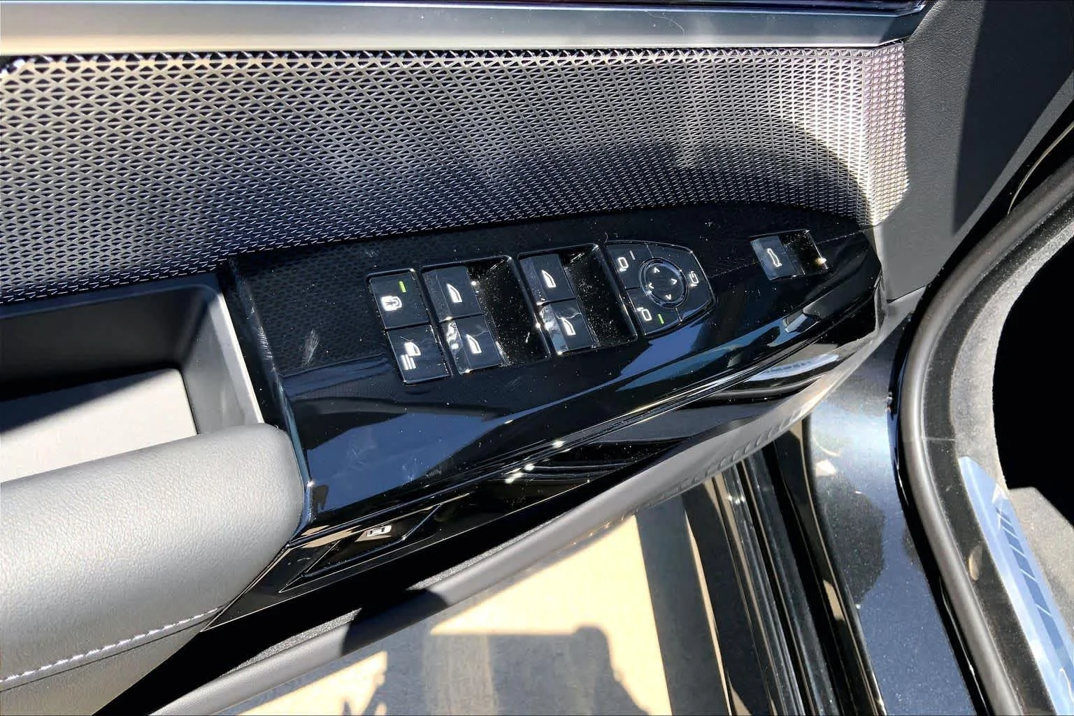 New 2026 Black Sapphire Metallic BMW 760i xDrive image 18