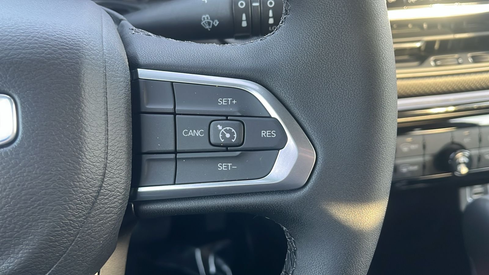 New 2026 Diamond Black Crystal Pearl-Coat Exterior Paint Jeep Latitude image 22