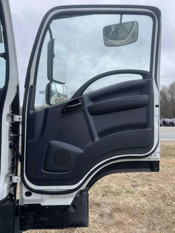 Used 2023 White Isuzu  image 34