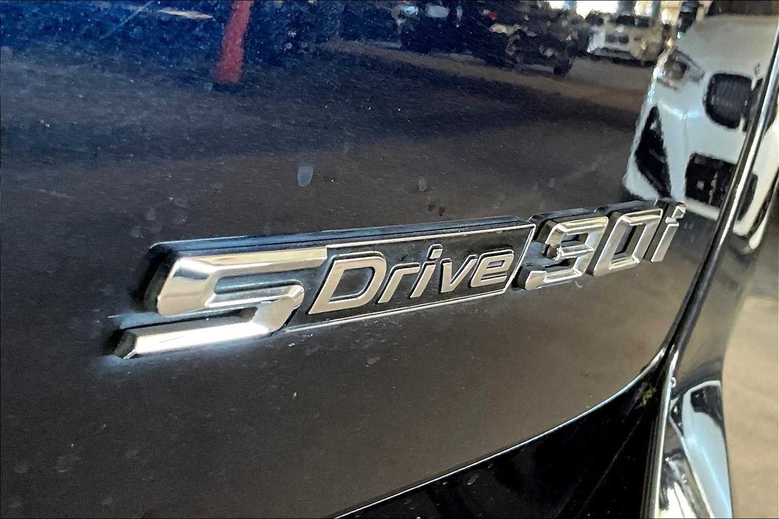 Used 2022 Carbon Black Metallic BMW sDrive30i image 9