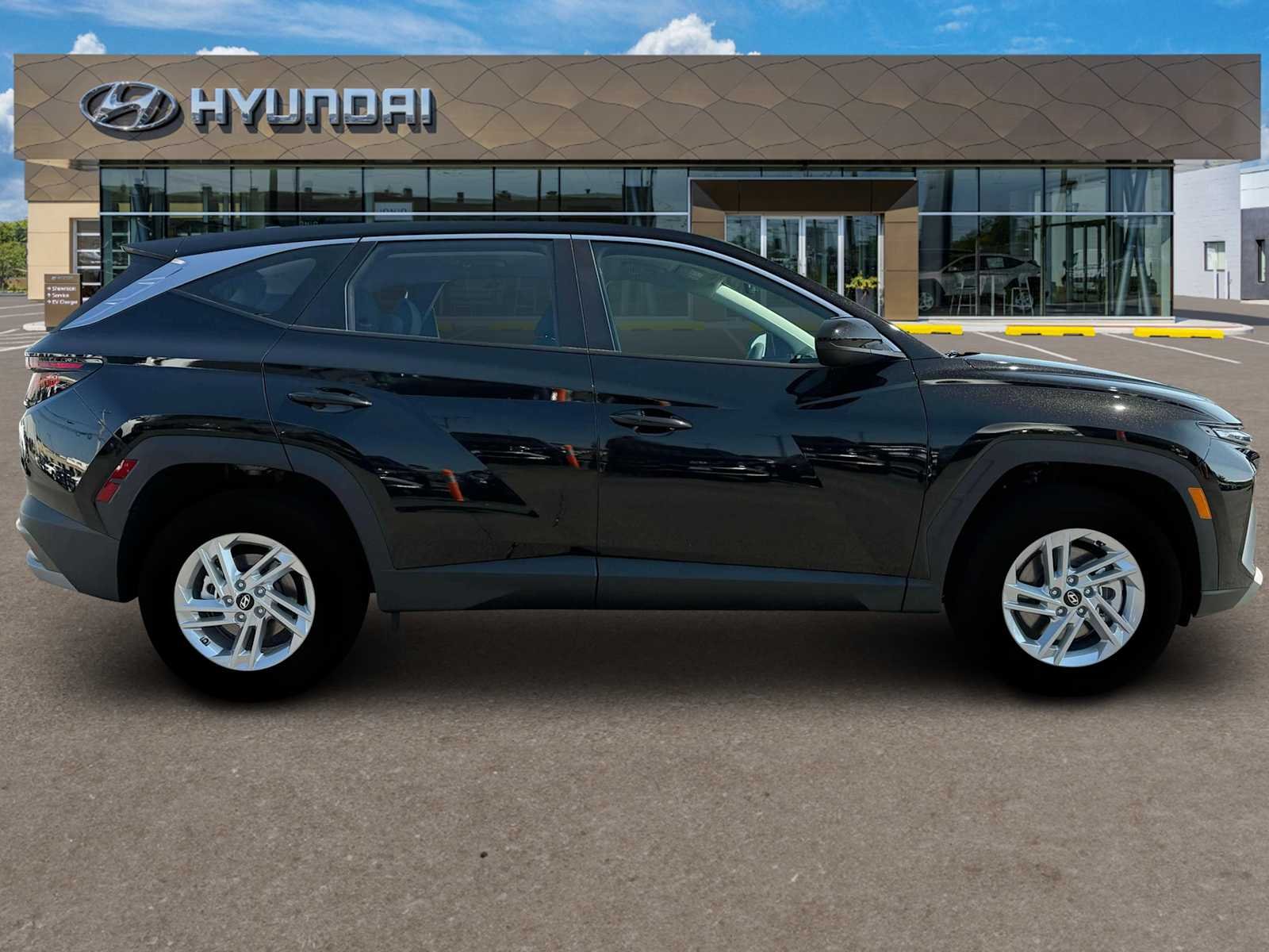 Used 2025 Phantom Black Hyundai SE image 9