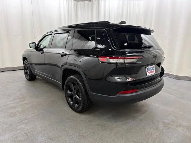 Used 2023 Black Jeep Altitude image 4
