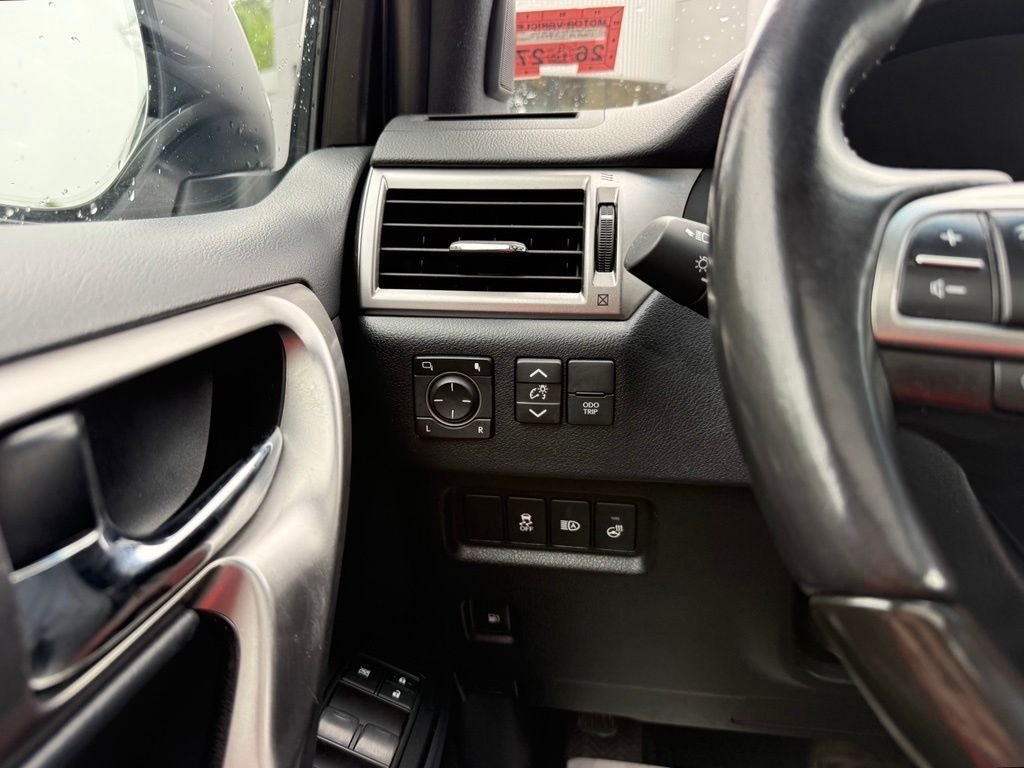 Used 2022 White Lexus 460 image 43