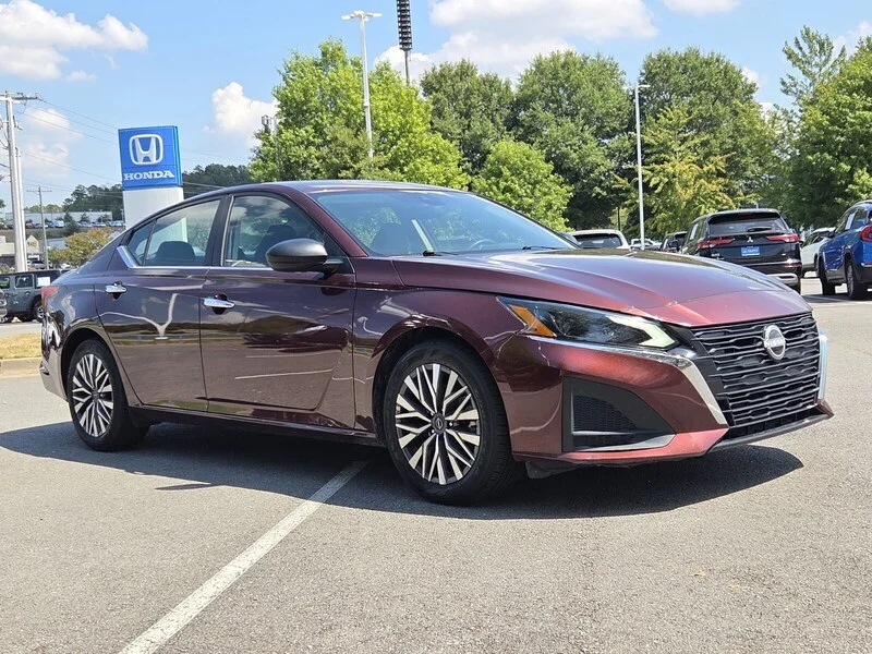 Used 2025 Garnet Pearl NISSAN 2.5 SV image 4