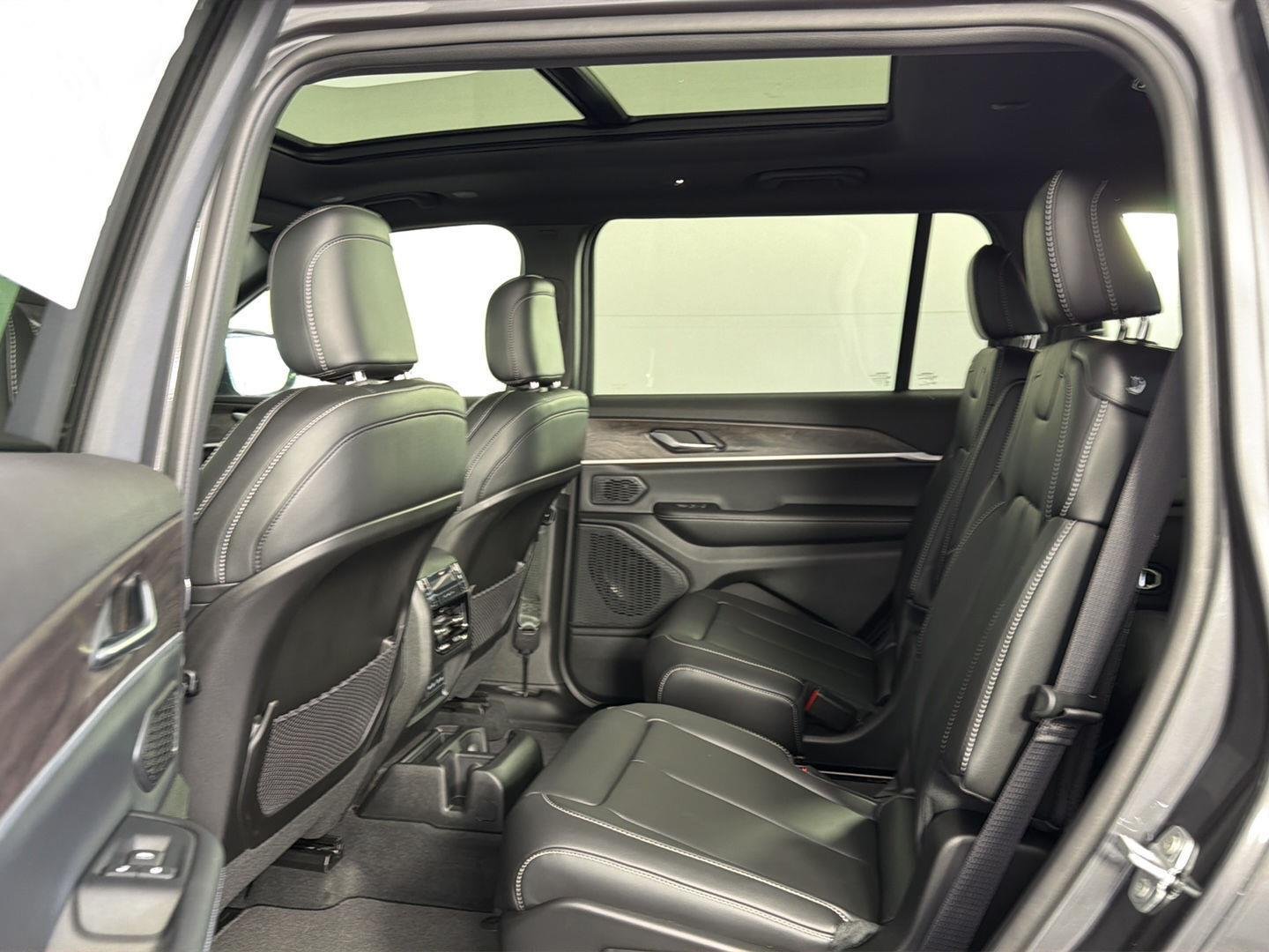 New 2026 Baltic Gray Metallic Clear-Coat Exterior Paint Jeep Limited image 9