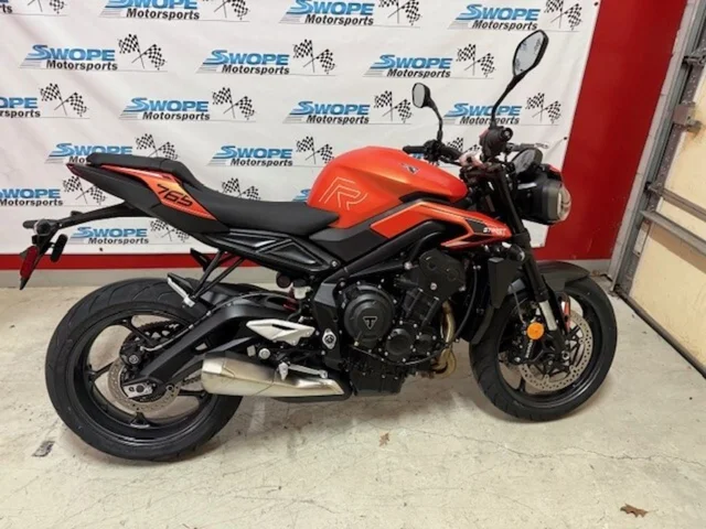 2025 Triumph STREET TRIPLE R - MATT BAJA ORANGE 