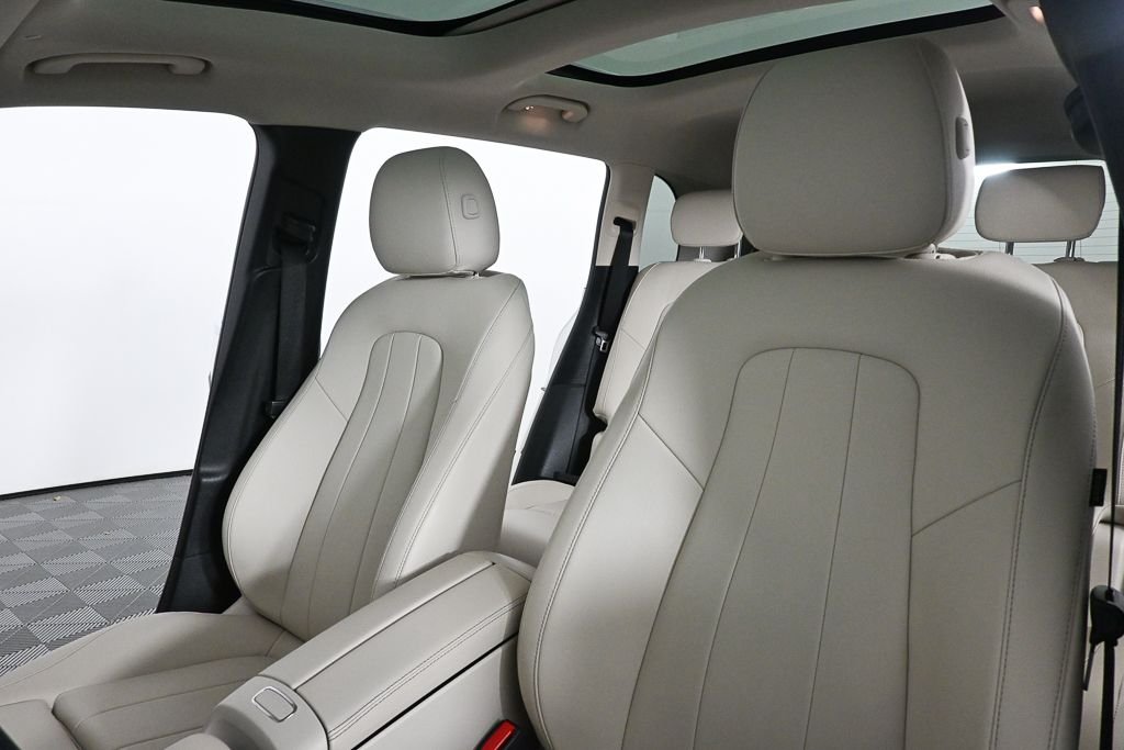 Used 2021  Mercedes-Benz GLB 250 image 5