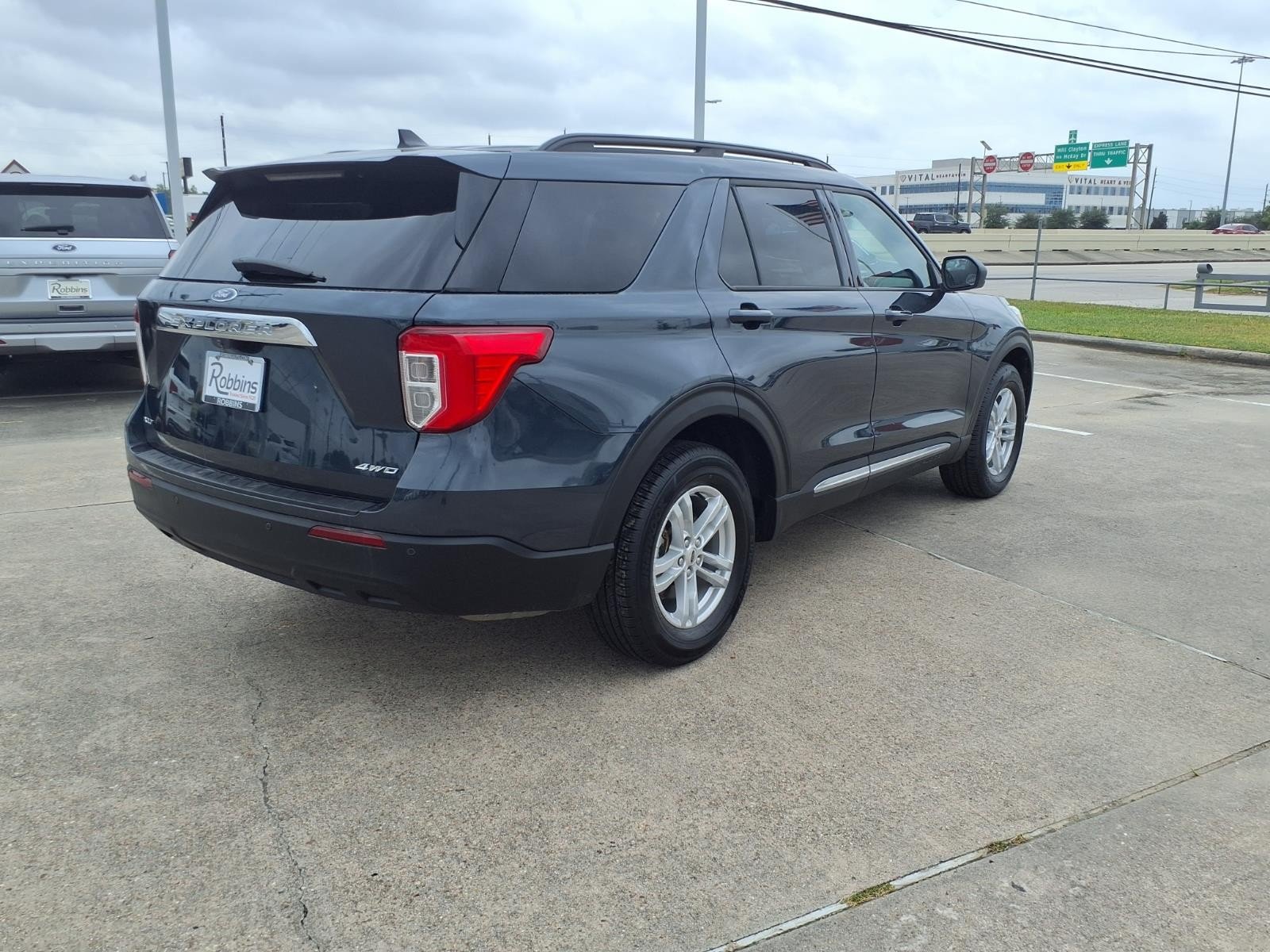 2022 Ford Explorer photo 4 of 26